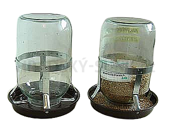 Napáječka - krmítko na okurkovou láhev