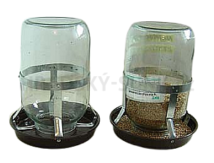 Napáječka - krmítko na okurkovou láhev